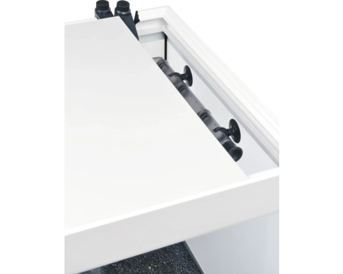 Detailansicht eines Aquariums mit Abdeckung, Filter und Heizstab