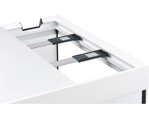 Detailansicht eines Aquariums mit Abdeckung und Halterung