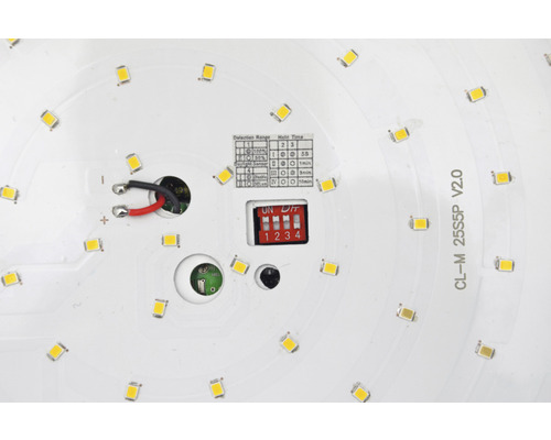 Innenansicht einer LED-Leuchte mit Kabelanschluss und Einstellschaltern