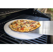 Pizza auf Pizzastein mit Pizzaschieber im Grill