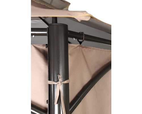 Detailansicht eines Pavillons mit Vorhängen, Fokus auf die Befestigungselemente.