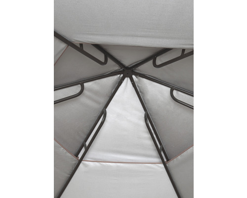 Innenansicht eines Pavillons mit Stoffdach und Metallgestell