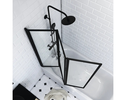 Badezimmer mit Badewanne, Badewannenaufsatz, Armatur und Brausegarnitur