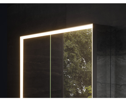 Beleuchteter Spiegelschrank mit reflektierender Oberfläche