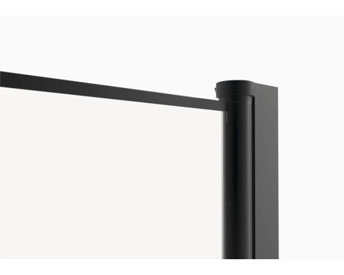 Detailansicht einer Duschkabine mit schwarzem Rahmen und Stabilisierungsstange