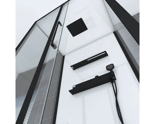 Innenansicht einer Dusche mit schwarzem Duschkopf, Duschregal und Deckenbrause