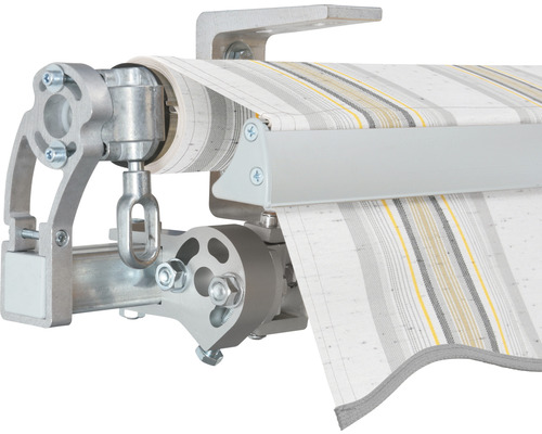 Detailansicht einer Gelenkarmmarkise mit Streifenmuster und silberfarbenem Gestell