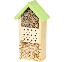 Insektenhotel aus Holz mit verschiedenen Füllmaterialien für unterschiedliche Insektenarten