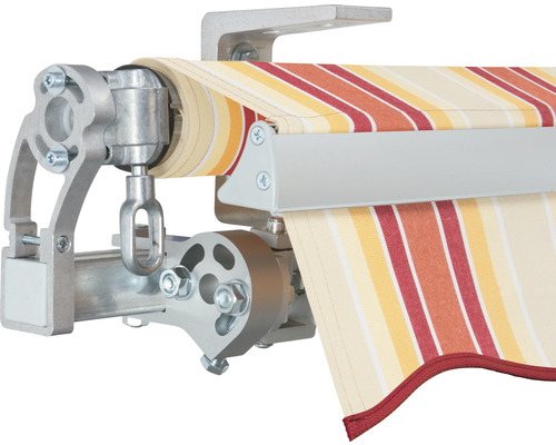 Detailansicht einer Gelenkarmmarkise mit gestreiftem Stoff