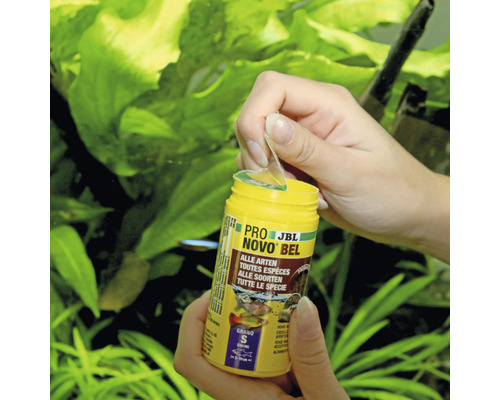 JBL Novo Bel Fischfutterdose wird geöffnet