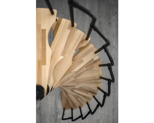 Draufsicht einer Wendeltreppe mit Holzstufen und Metallgeländer