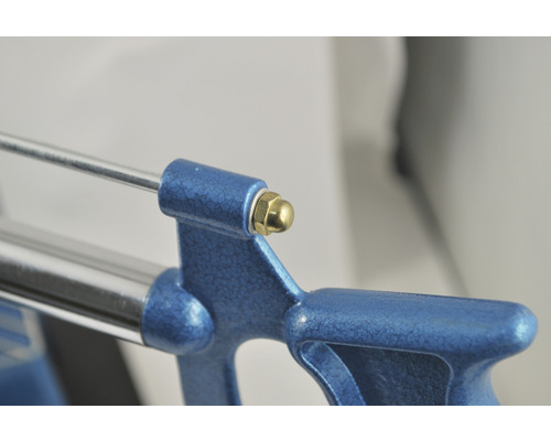 Detailansicht eines blauen Fliesenschneiders mit Führungsstange und Befestigungsmutter