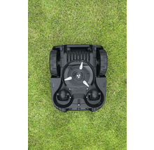 Unterseite eines Rasenmähroboters auf Rasen