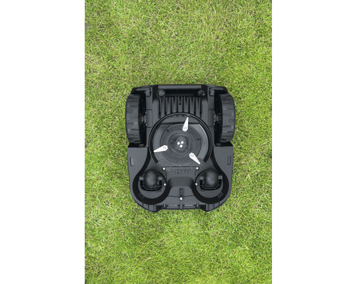 Unterseite eines Rasenmähroboters mit Messern und Rädern auf Gras