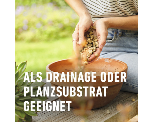 Frau füllt Blähton in einen Topf als Drainagematerial oder Pflanzsubstrat