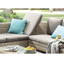 Gartenlounge-Set mit Kissen, Decke, Dekoration und Tisch mit Obstschale