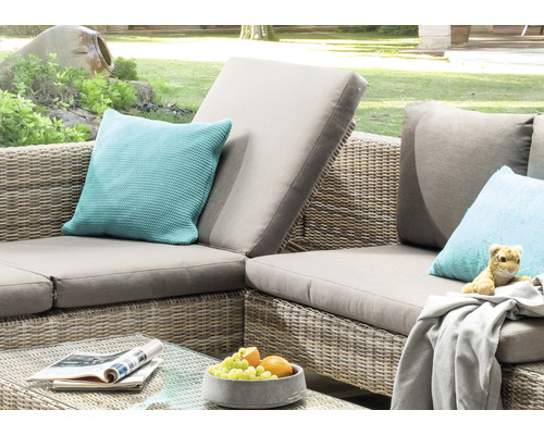 Gartenlounge-Set mit Kissen, Decke, Dekoration und Tisch mit Obstschale