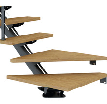 Dreiviertelansicht einer Holztreppe mit Metallrahmen