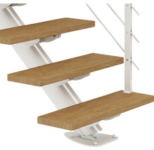 Treppe mit Holzstufen und weißem Geländer