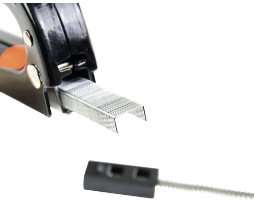 Tacker mit Klammern und Befestigungsmaterial im Detail