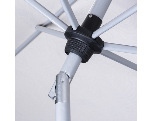 Detailaufnahme der Unterseite eines Sonnenschirms mit Gestell und Mechanismus