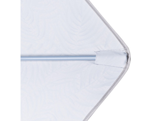 Detailansicht eines Sonnenschirms mit Metallstange