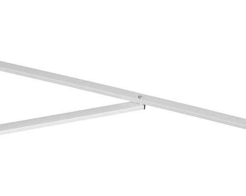 Detailansicht von weißen Metallprofilen mit Schraubloch