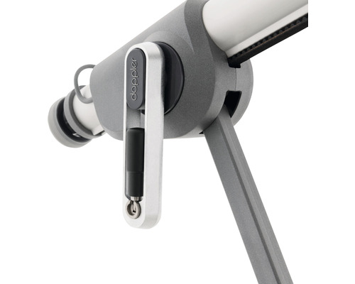 Detailansicht eines Doppler Sonnenschirms mit Kurbelmechanismus und Gestell