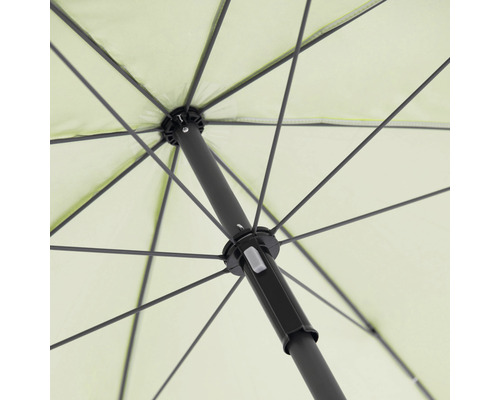 Detailansicht eines geöffneten Sonnenschirms mit Metallgestell