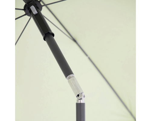 Detailansicht eines Sonnenschirms mit Fokus auf Mast und Gelenk