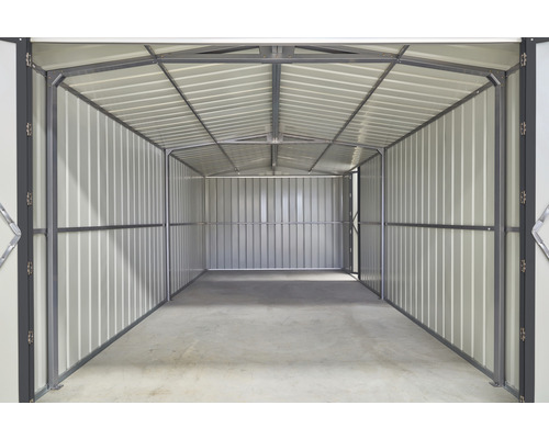 Innenansicht einer Metallgarage mit Stahlrahmen