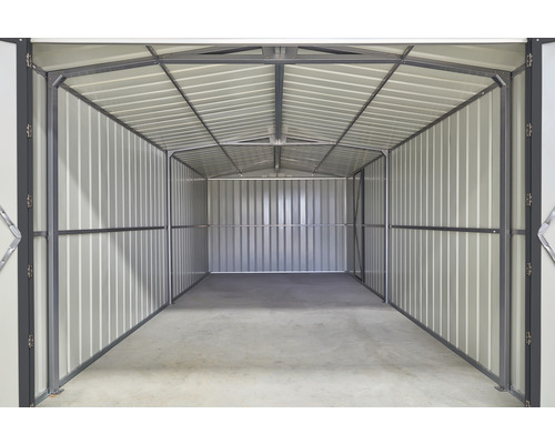 Innenansicht eines Gerätehauses mit Metallstruktur und Wellblechwänden