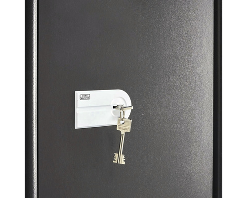 Schlüssel steckt im Schlüsselschloss eines Tresors