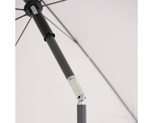 Detailansicht eines Sonnenschirms mit Gestell und Schirmdach