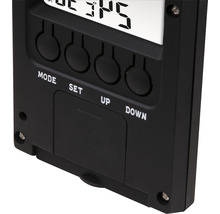 Nahaufnahme einer schwarzen Wetterstation mit Digitalanzeige und Bedienknöpfen.