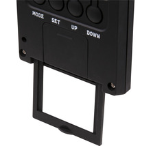 Detailansicht einer digitalen Wetterstation mit ausziehbarem Batteriefach