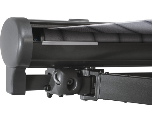 Detailansicht einer Markise mit Gelenkarm