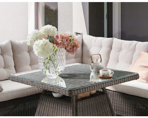 Gartensitzgruppe mit Tisch, Sofa und Dekoration für den Außenbereich