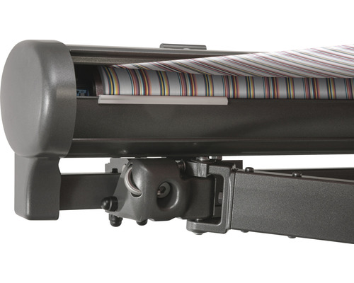 Detailansicht einer Markise mit Streifenmuster