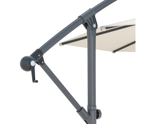 Detailansicht eines Sonnenschirms mit Metallgestell