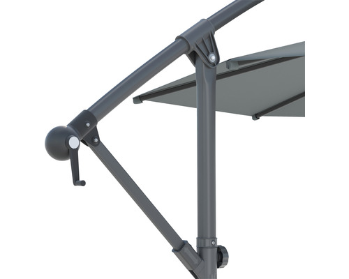 Detailansicht eines Sonnenschirms mit Kurbelmechanismus zur einfachen Bedienung