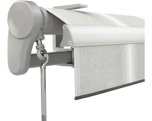 Detailansicht einer Markise mit hellem Stoff und silberfarbenem Gestell