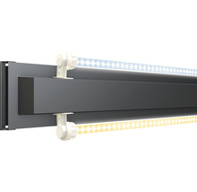 LED-Leuchten mit Befestigung an einer grauen Konstruktion