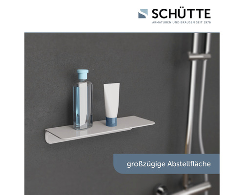 Duschablage mit Badutensilien an der Wand montiert