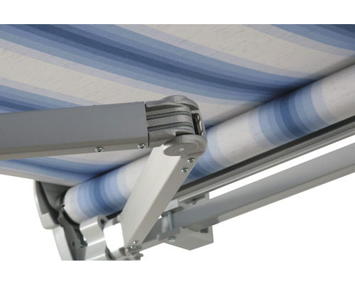 Detailansicht einer Markise mit gestreiftem Stoff und grauem Gestell