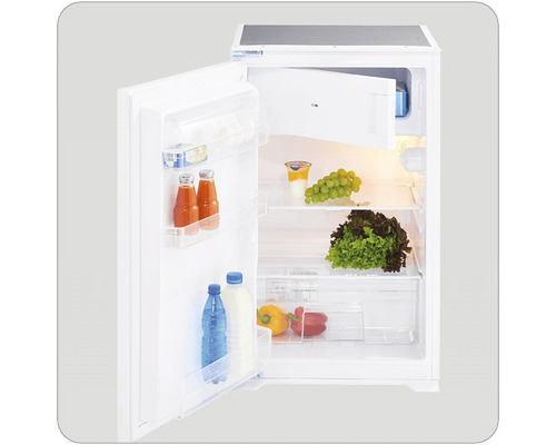 Offener Kühlschrank gefüllt mit Lebensmitteln