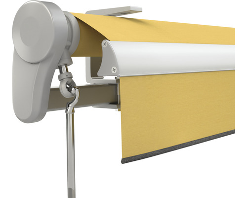 Detailansicht einer Markise mit gelbem Stoff und silberfarbenem Gestell