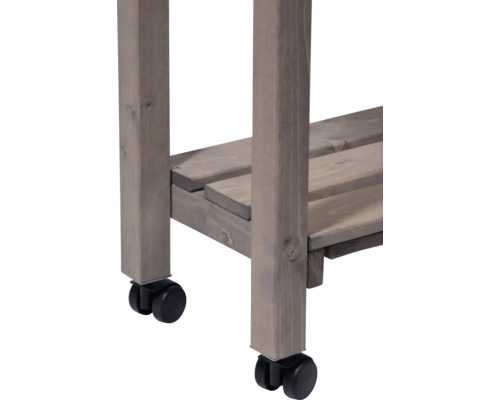 Detailaufnahme eines Servierwagens aus Holz mit Rollen