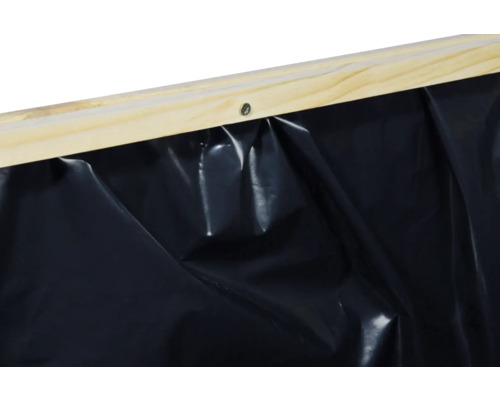 Detailansicht einer Pflanzkastenfolie innerhalb eines Holzrahmens.