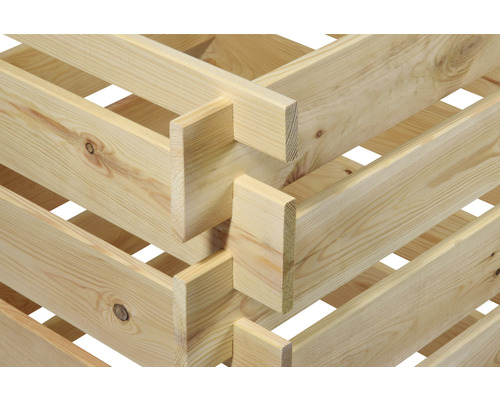 Detailansicht eines Holzregals aus Kiefernholz